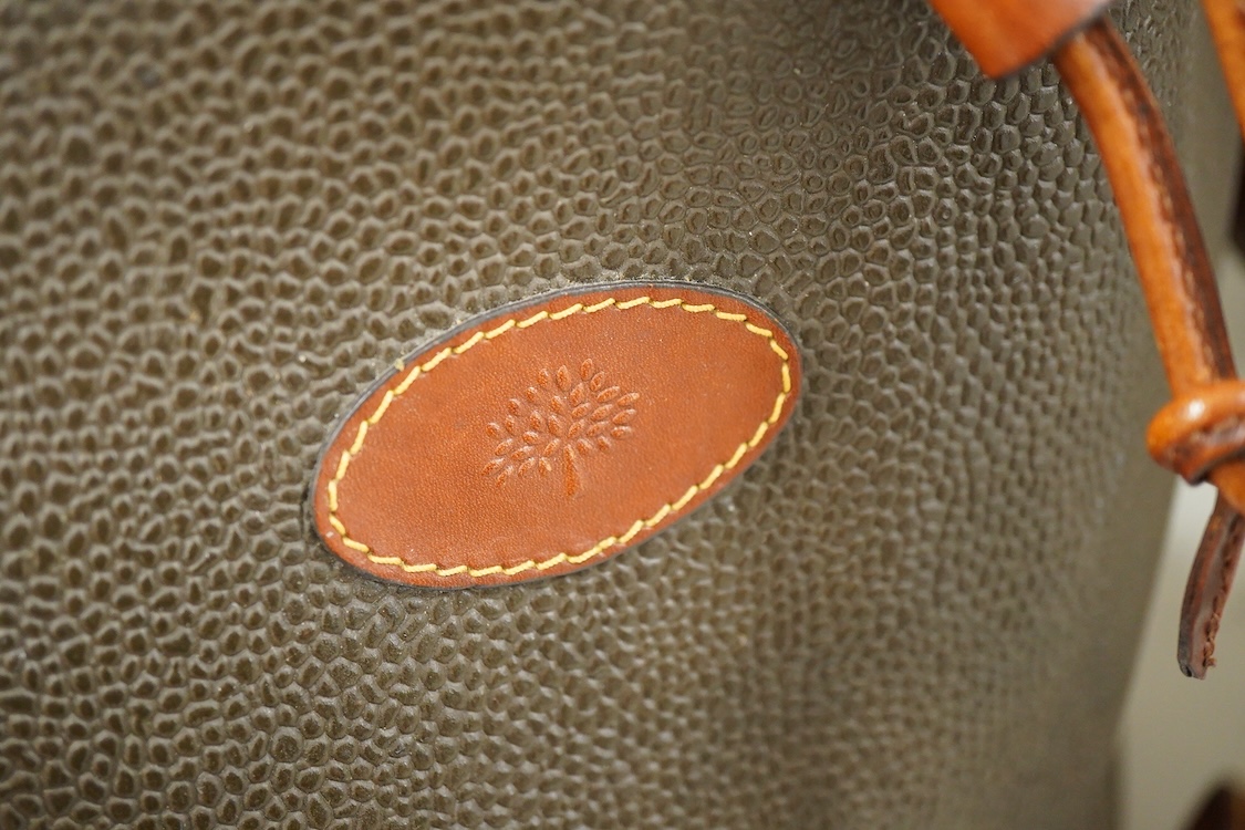 A Mulberry scotch grain leather holdall / suitcase and shoulder bag, largest 60cm high